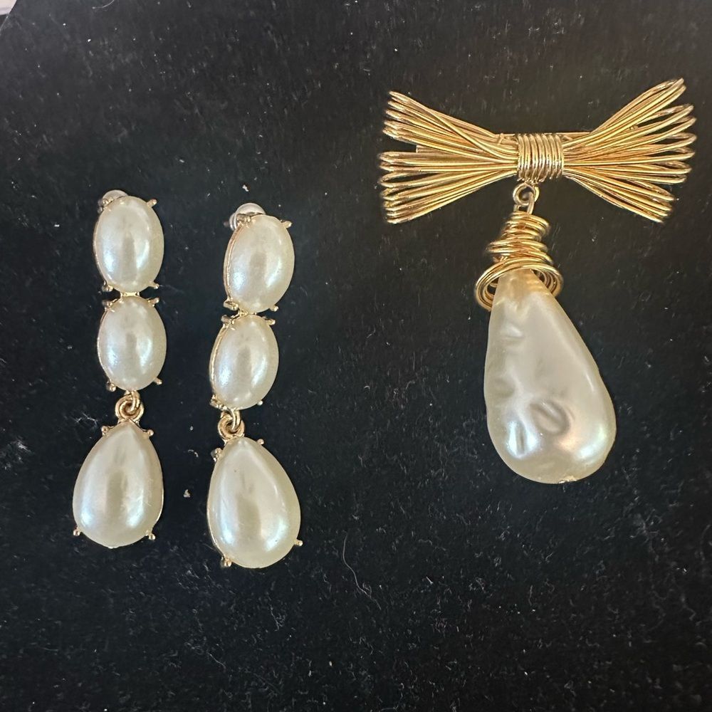 Boutique Pearl Brooch w/Earrings